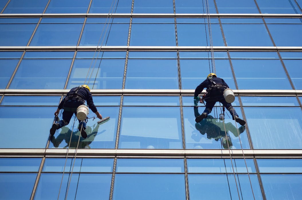 Arbeiter putzen die Fenster von Wolkenkratzern